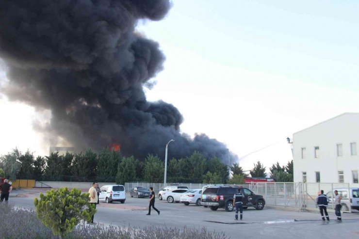 Konya’da boya fabrikasında büyük çaplı yangın