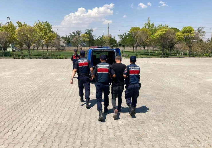 Uyuşturucu ticaretinden aranan 2 şahıs yakalandı