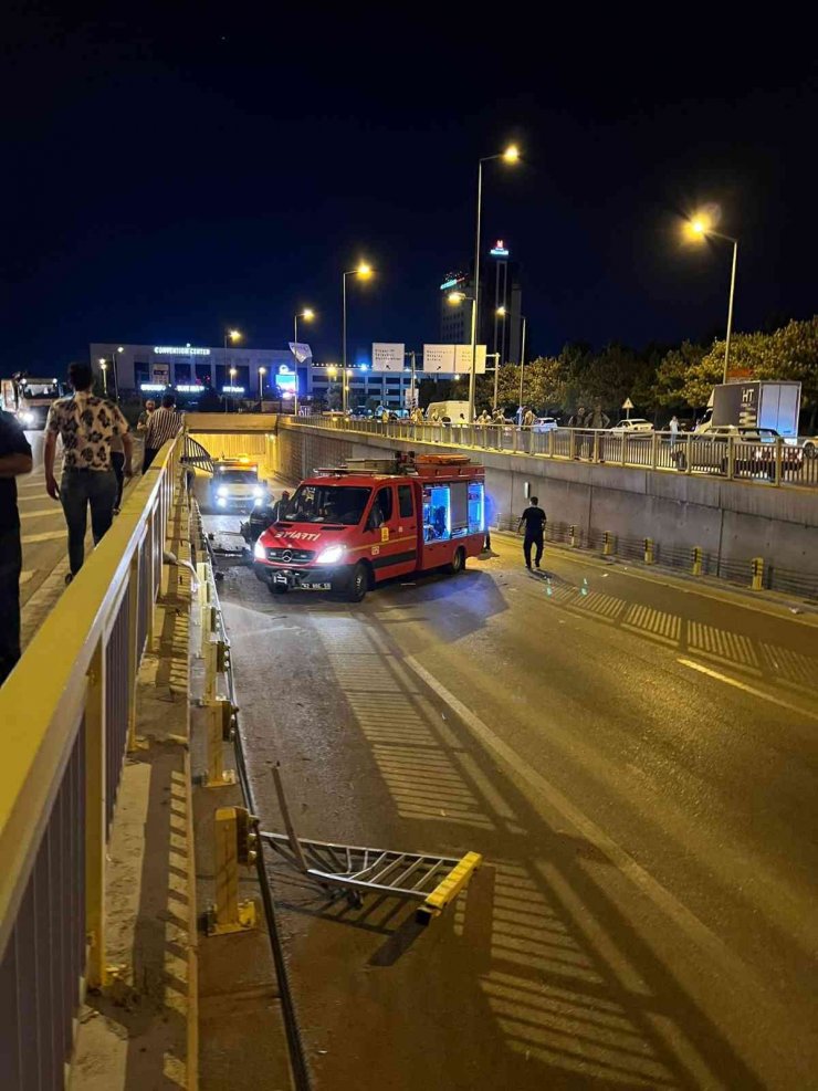 Kontrolden çıkan otomobil alt geçide düştü: 2 yaralı