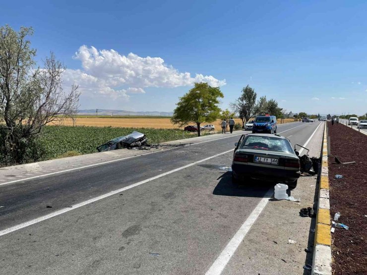 Kontrolden çıkan otomobil karşı şeritteki 3 araca çarptı: 1 ölü, 7 yaralı