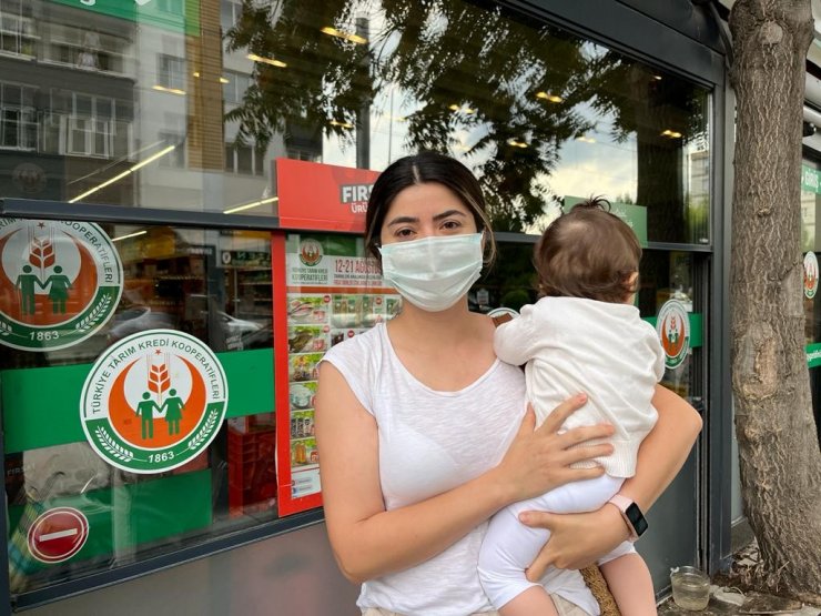 Tarım Kredi Kooperatif Marketi önünde indirim yoğunluğu