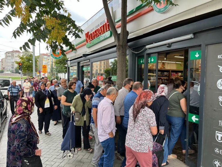 Tarım Kredi Kooperatif Marketi önünde indirim yoğunluğu