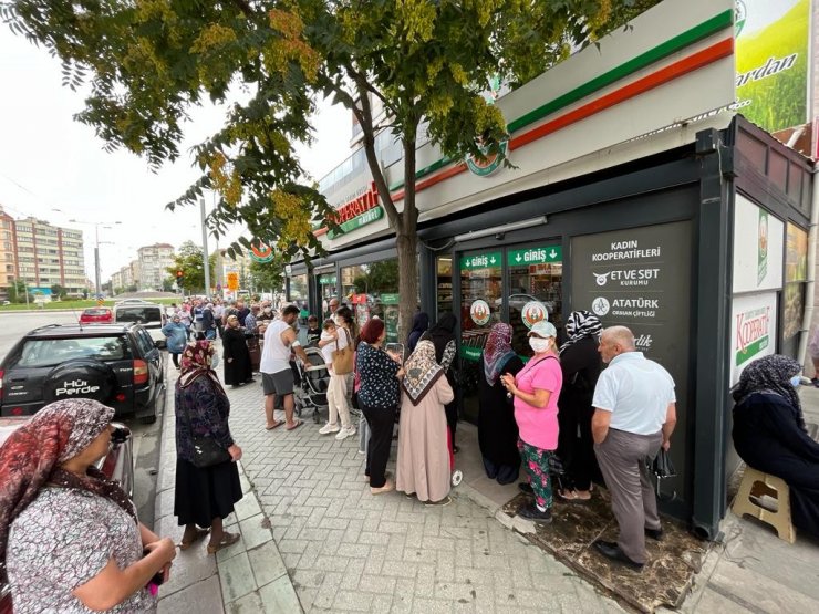 Tarım Kredi Kooperatif Marketi önünde indirim yoğunluğu