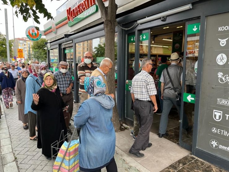 Tarım Kredi Kooperatif Marketi önünde indirim yoğunluğu