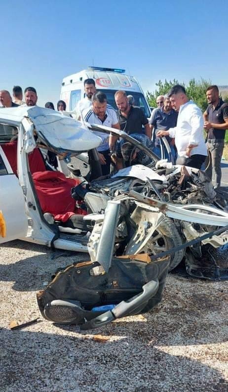 Otomobil ile kamyon çarpıştı: 3’ü ağır 4 yaralı