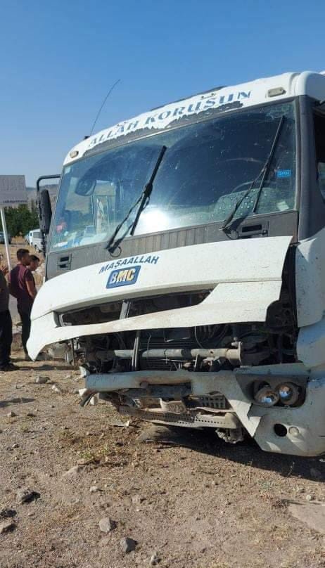 Otomobil ile kamyon çarpıştı: 3’ü ağır 4 yaralı