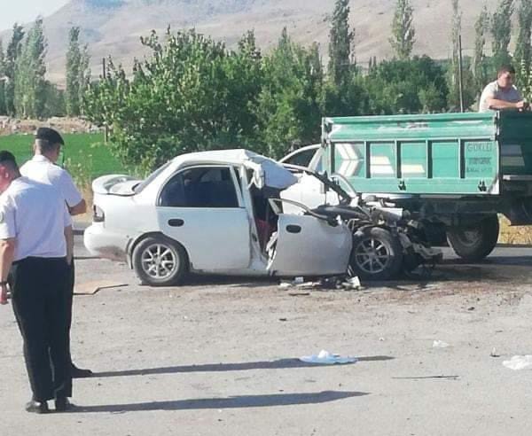 Otomobil ile kamyon çarpıştı: 3’ü ağır 4 yaralı