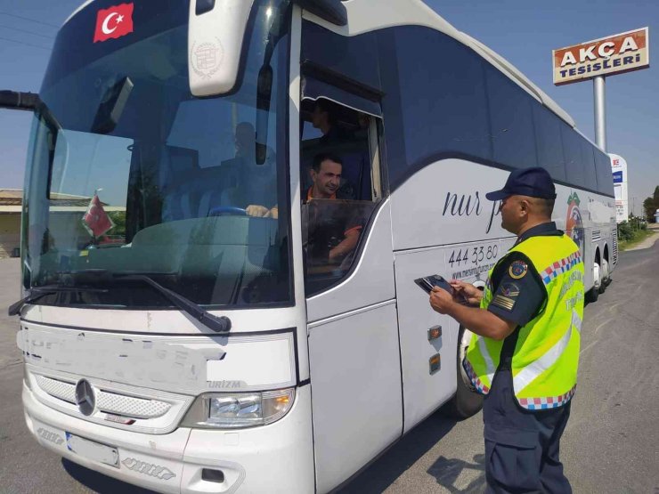 Aksaray’da trafik jandarması yolcu taşıyan araçları denetliyor