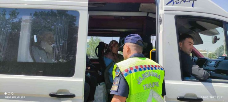 Aksaray’da trafik jandarması yolcu taşıyan araçları denetliyor