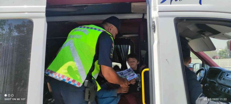 Aksaray’da trafik jandarması yolcu taşıyan araçları denetliyor