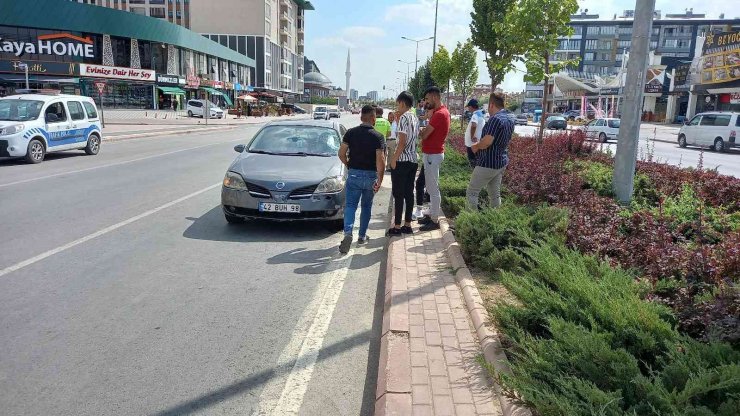 Otomobilin çarptığı yaralıya ilk müdahaleyi sağlık ocağındaki doktor yaptı