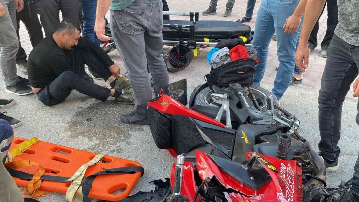 Polisten kaçan motosiklet sürücüsü kamyonete çarpınca yakalandı