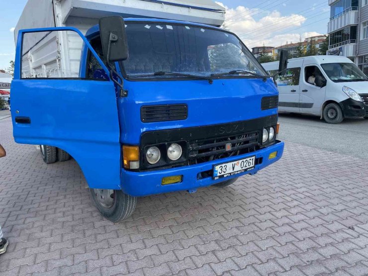 Polisten kaçan motosiklet sürücüsü kamyonete çarpınca yakalandı