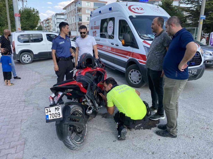 Polisten kaçan motosiklet sürücüsü kamyonete çarpınca yakalandı