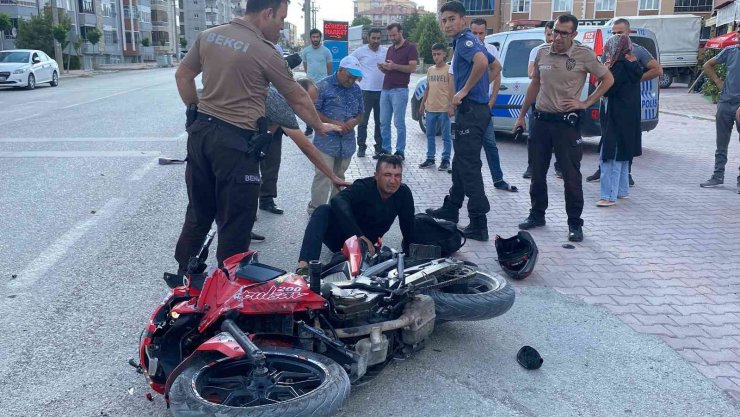 Polisten kaçan motosiklet sürücüsü kamyonete çarpınca yakalandı