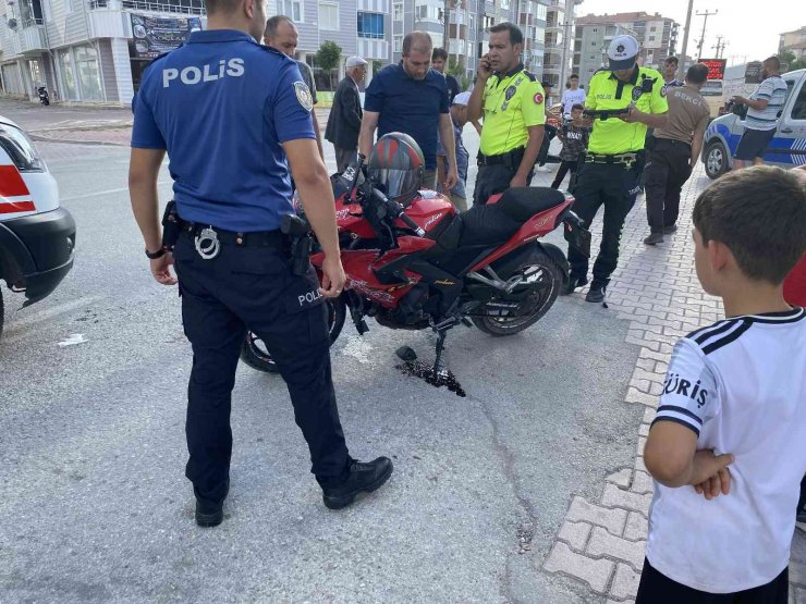 Polisten kaçan motosiklet sürücüsü kamyonete çarpınca yakalandı