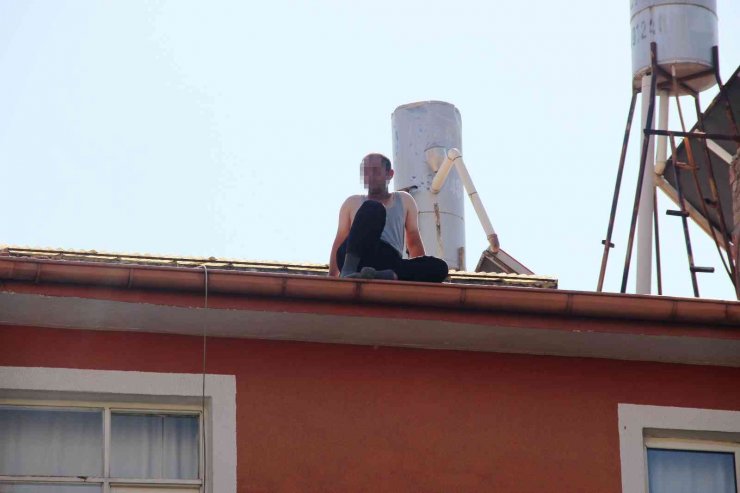 Eşi evi terk etti diye çatıya çıkan kişi, fenalaşınca indirildi