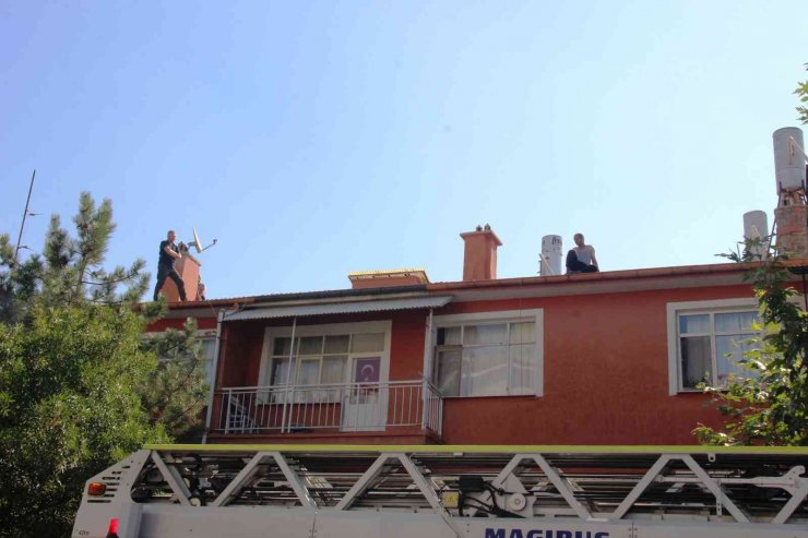 Eşi evi terk etti diye çatıya çıkan kişi, fenalaşınca indirildi