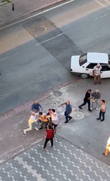 Sürücülerin trafik kavgası kamerada