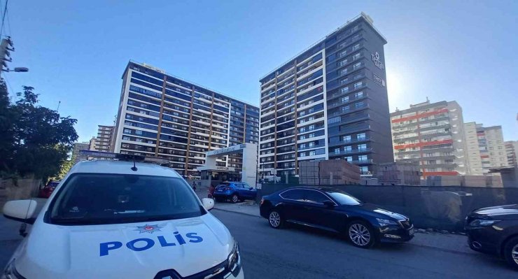 Binanın terasında yangın çıktı, 3 kişi dumandan etkilendi