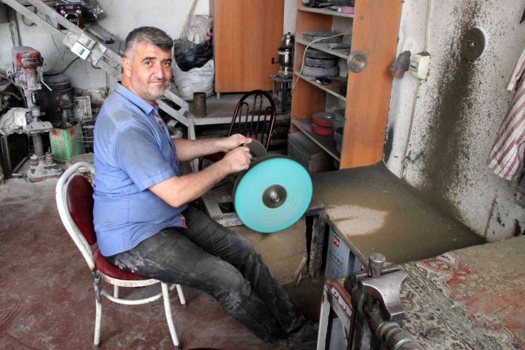 Sadece Sivas’ta üretilen bu bıçak, estetik görüntüsü ile dünyada ün saldı