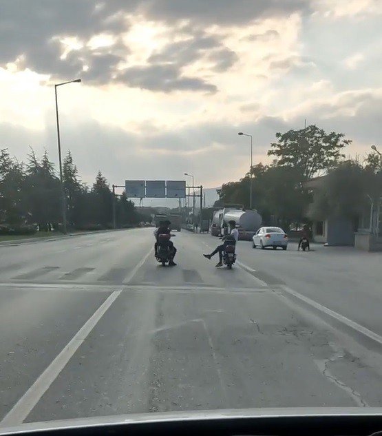 Elektrikli motosiklete yan oturan sürücünün tehlikeli yolculuğu