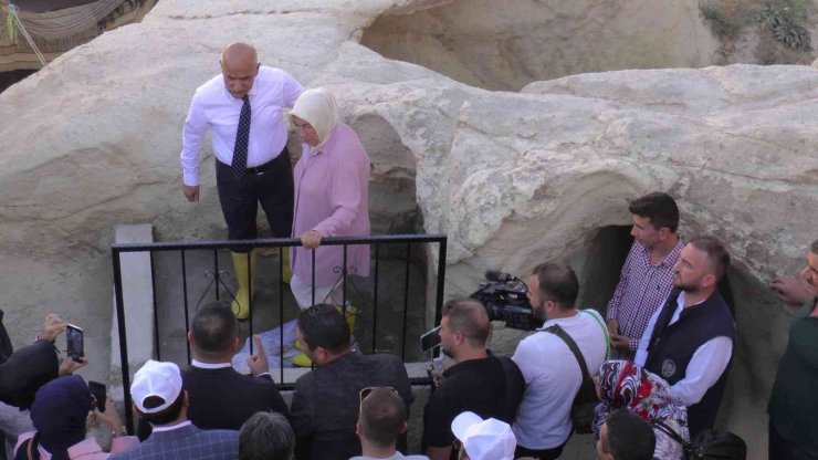 Tarım ve Orman Bakanı Kirişci çizme giydi, üzüm ezdi