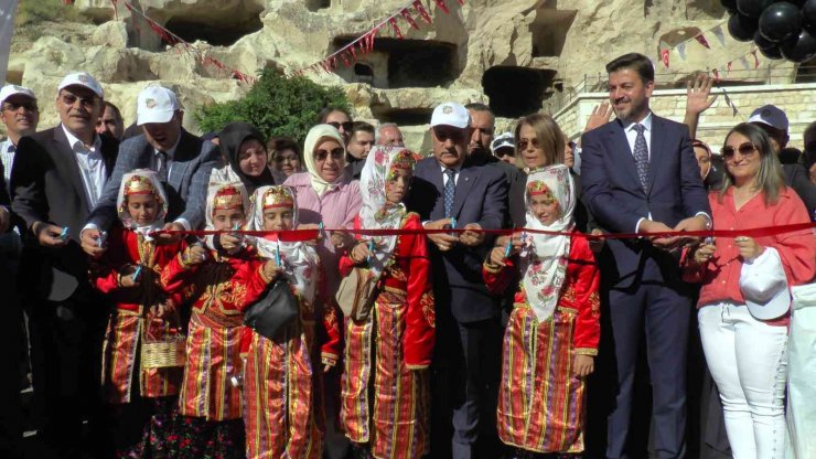Tarım ve Orman Bakanı Kirişci çizme giydi, üzüm ezdi