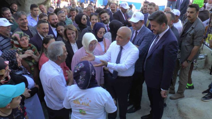 Tarım ve Orman Bakanı Kirişci çizme giydi, üzüm ezdi