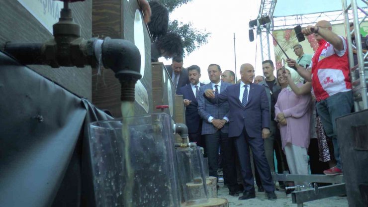 Tarım ve Orman Bakanı Kirişci çizme giydi, üzüm ezdi