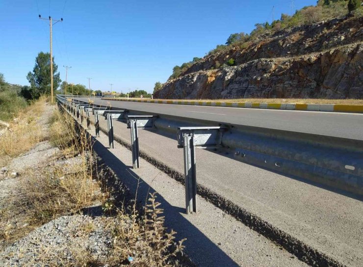‘Ölüm virajı’ndaki demir bariyerleri çaldılar