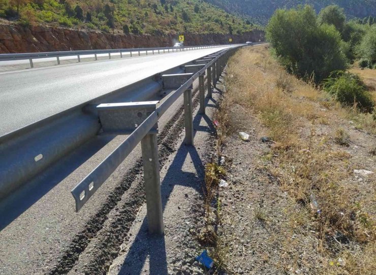 ‘Ölüm virajı’ndaki demir bariyerleri çaldılar