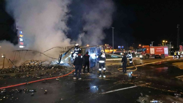 Aksaray’da alev topuna dönen tır geceyi aydınlattı