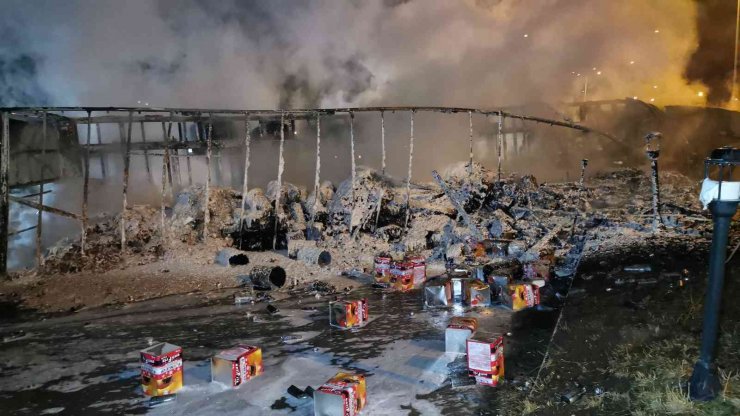 Aksaray’da alev topuna dönen tır geceyi aydınlattı