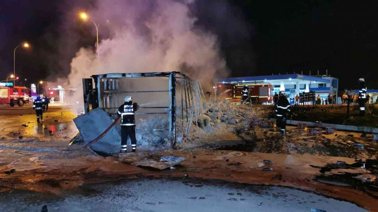 Aksaray’da alev topuna dönen tır geceyi aydınlattı