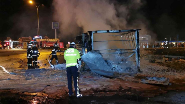 Aksaray’da alev topuna dönen tır geceyi aydınlattı