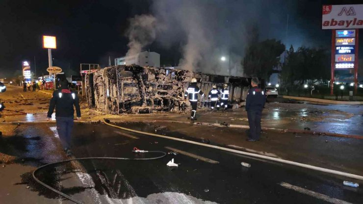 Aksaray’da alev topuna dönen tır geceyi aydınlattı