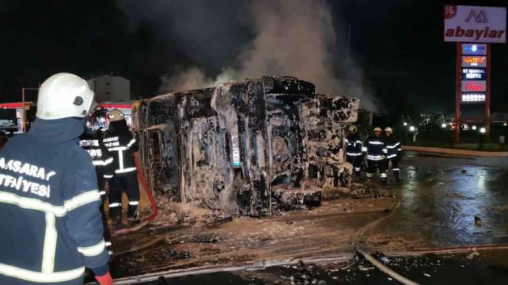 Aksaray’da alev topuna dönen tır geceyi aydınlattı