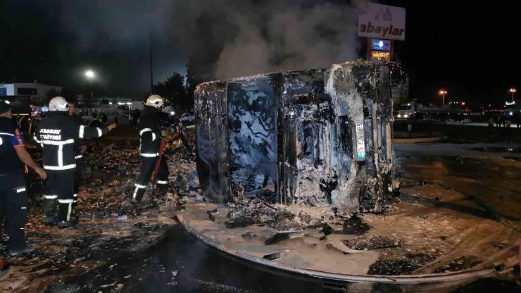 Aksaray’da alev topuna dönen tır geceyi aydınlattı