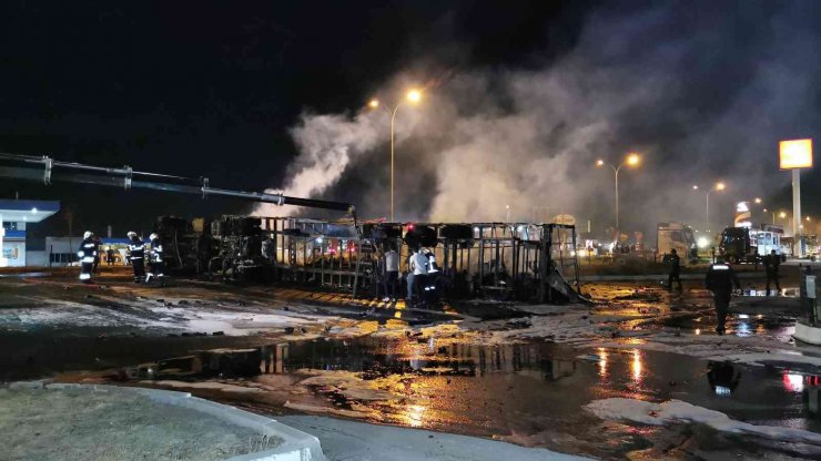 Aksaray’da alev topuna dönen tır geceyi aydınlattı