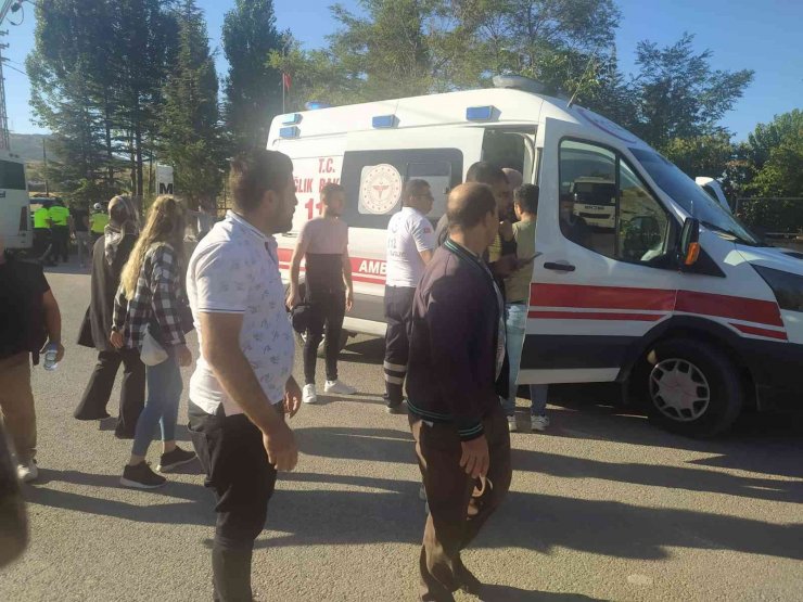 İşçi taşıyan servis midibüsü kamyonetle çarpıştı: 17 yaralı
