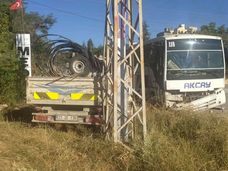 İşçi taşıyan servis midibüsü kamyonetle çarpıştı: 17 yaralı