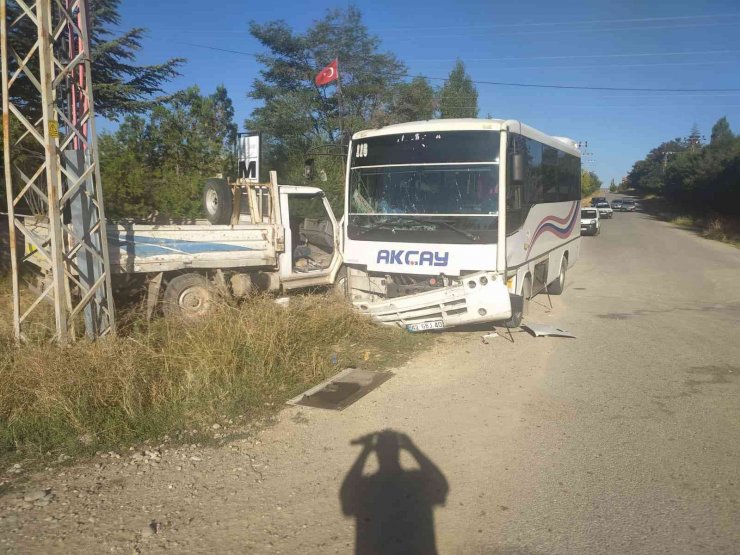 İşçi taşıyan servis midibüsü kamyonetle çarpıştı: 17 yaralı