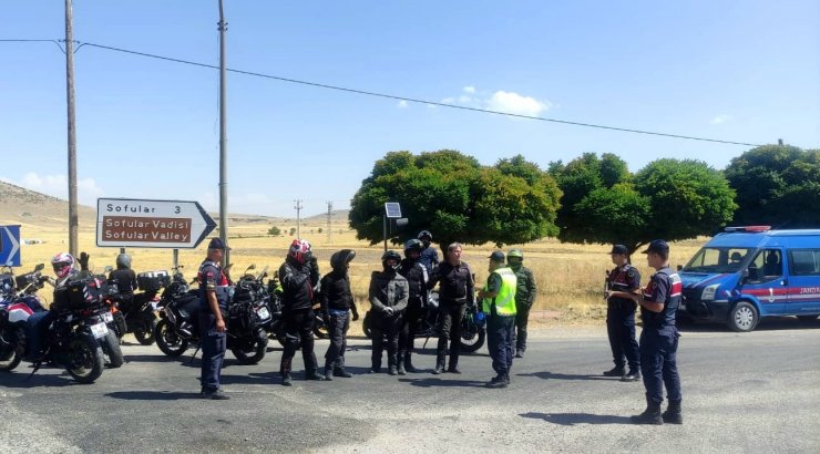 Aksaray’da trafik jandarması motosiklet ve sürücülerini denetliyor