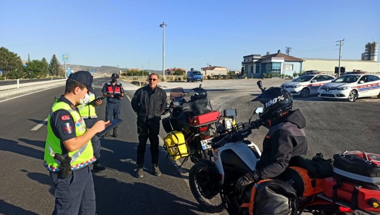 Aksaray’da trafik jandarması motosiklet ve sürücülerini denetliyor