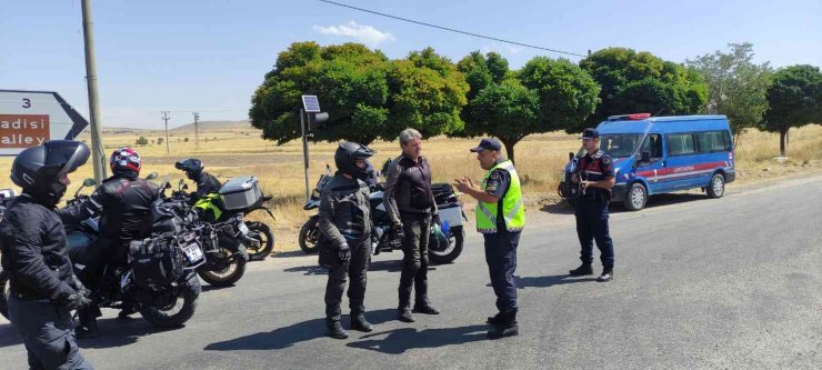 Aksaray’da trafik jandarması motosiklet ve sürücülerini denetliyor