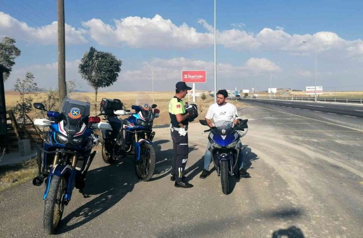 Aksaray’da trafik jandarması motosiklet ve sürücülerini denetliyor