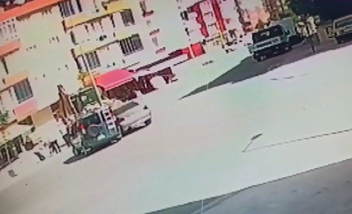 Kazada savrulan araç kaldırımda çalışan işçilere çarptı: 2 ağır yaralı