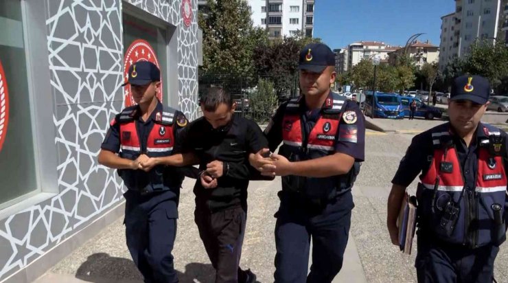 Hem çaldı hem de “Yanımda mıydın” diye tepki gösterdi