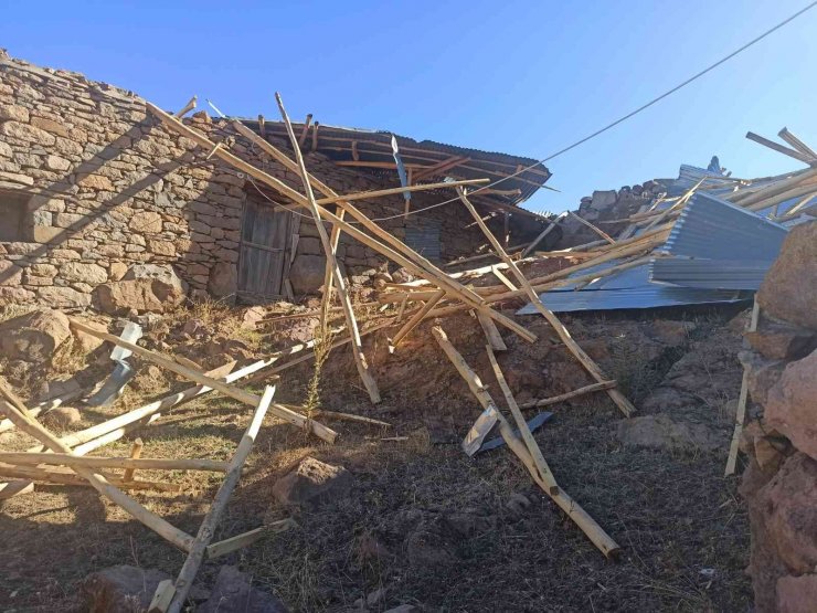 Konya’da şiddetli rüzgarda çatıları hasar gören evler için çalışma başlatıldı